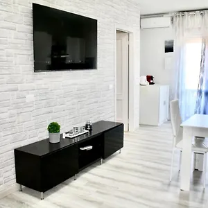 https://near-beach-deluxe-apartment-with-terrace-view-and-free-wi-fi.it-tuscanyhotel.com